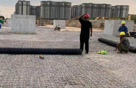 河源土工格栅铺设前地基要怎么处理？